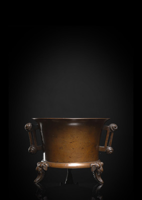 <b>Feiner und seltener Weihrauchbrenner aus Bronze auf drei Elefantenköpfen</b> <b>Feiner und seltener Weihrauchbrenner aus Bronze auf drei Elefantenköpfen</b>