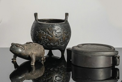 <b>Weihrauchbrenner und Wassertropfer aus Bronze und zwei Tuschwasser-Gießer aus Stein</b> <b>Weihrauchbrenner und Wassertropfer aus Bronze und zwei Tuschwasser-Gießer aus Stein</b>