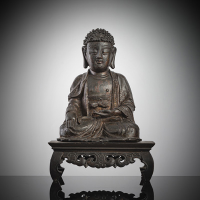 <b>Bronze des Buddha im Meditationssitz auf einem Holzstand</b>