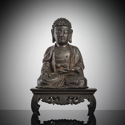 <b>Bronze des Buddha im Meditationssitz auf einem Holzstand</b> <b>Bronze des Buddha im Meditationssitz auf einem Holzstand</b>