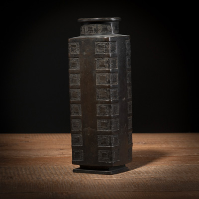 <b>'Cong'-förmige Vase aus Bronze mit flachem Reliefdekor</b>
