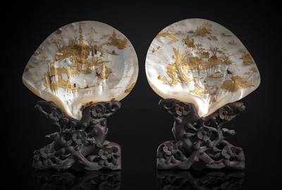 <b>Paar Perlmutt-Muscheln mit Goldlackdekor auf geschnitzten Holzständen</b>