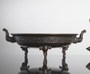 <b>Weihrauchbrenner aus Bronze auf drei Elefantenköpfen ruhend, mit zwei seitlichen Makara-Rüsseln als Handhaben</b> <b>Weihrauchbrenner aus Bronze auf drei Elefantenköpfen ruhend, mit zwei seitlichen Makara-Rüsseln als Handhaben</b>