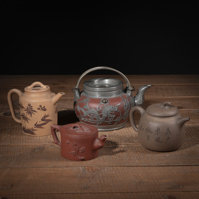 <b>Gruppe von vier Teekannen aus 'Zisha'-Ware</b>