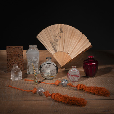 <b>Konvolut Kunsthandwerk, u. a. Snuffbottles, Etui, Cloisonné-Vase</b>