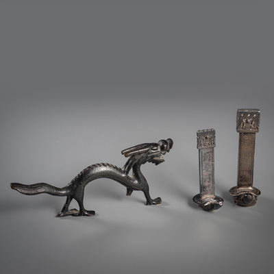 <b>Zwei Silbersteelen und Drache aus Bronze</b>