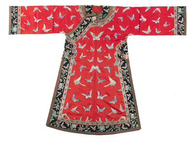 <b>Damengewand aus roter Seide mit Schmetterlingen</b> <b>Damengewand aus roter Seide mit Schmetterlingen</b>