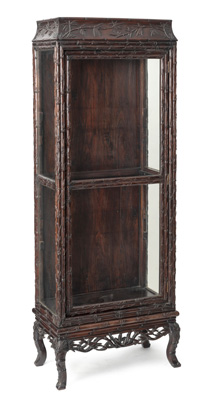 <b>Vitrine auf vier Beinen mit Bambusdekor und Glasscheiben</b>