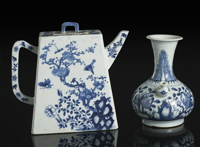 <b>Kanne und Kendi aus Porzellan mit unterglasurblauem Dekor von Blüten, Vögeln oder Fledermäusen</b> <b>Kanne und Kendi aus Porzellan mit unterglasurblauem Dekor von Blüten, Vögeln oder Fledermäusen</b>