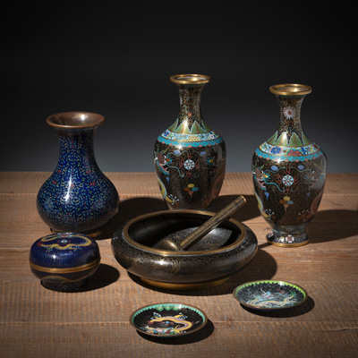 <b>Vier Cloisonné-Vasen, zwei Untersetzer, ein Pinselwascher und eine Deckeldose mit Drachendekor</b>