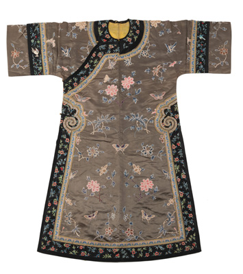 <b>Damengewand aus Seide mit Päonien und Schmetterlingen</b> <b>Damengewand aus Seide mit Päonien und Schmetterlingen</b>
