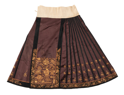 <b>Brauner Damenrock aus Seide mit Antiquitäten in Goldstickerei</b> <b>Brauner Damenrock aus Seide mit Antiquitäten in Goldstickerei</b>