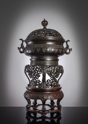 <b>Großer Weihrauchbrenner im archaischen Stil aus Bronze auf Stand aus Holz</b> <b>Großer Weihrauchbrenner im archaischen Stil aus Bronze auf Stand aus Holz</b>