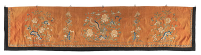<b>Orange-grundiger Behang mit floraler Seidenstickerei</b>