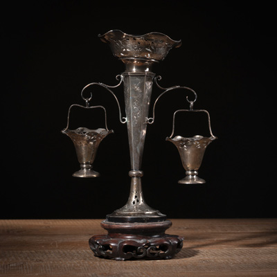 <b>Trompetenförmige Silbervase mit Paar seitlich montierten Zierkörben und feiner Blütengravur</b>