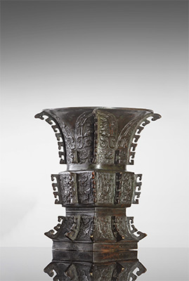 <b>Bronzegefäß vom Typ 'zun' im archaischen Stil mit Inschrift innen am Boden</b> <b>Bronzegefäß vom Typ 'zun' im archaischen Stil mit Inschrift innen am Boden</b>