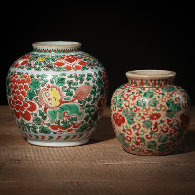<b>Zwei Schultervasen aus Porzellan mit 'Wucai'-Floral und -Fo-Löwendekor</b>