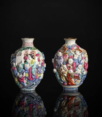 <b>Zwei modellierte Snuffbottles mit Figurendekor aus Bisquit-Porzellan mit 'Famille rose'-Dekor</b>