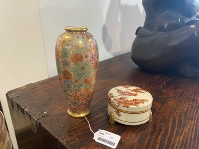 <b>Zwei Satsuma-Porzellane: Kleine Vase mit Mille-Fleur Dekor und Deckeldöschen mit Ahornzweigen</b>