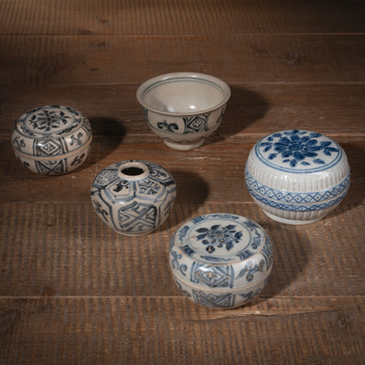 <b>Drei Deckeldosen, eine Schale und ein Väschen aus Porzellan mit unterglasurblauem Floraldekor</b>