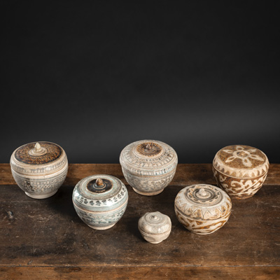 <b>Sechs Deckeldosen aus Keramik mit abstraktem Dekor</b>