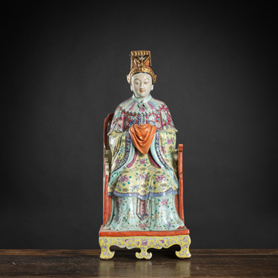<b>'Famille rose'-Porzellanskulptur einer Kaiserin auf einem Thron sitzend</b>