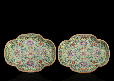 <b>Paar feine und seltene vierpassige kaiserliche Schalen aus Porzellan mit Lotusdekor auf Ständen</b>