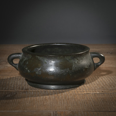 <b>Weihrauchbrenner aus Bronze mit zwei seitlichen Handhaben</b>