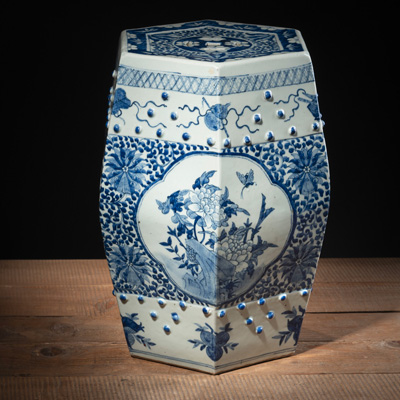 <b>Hexagonaler Porzellan-Gartenhocker mit unterglasurblauem Dekor von Cash-Münzen, Blumen und Glückssymbolen, teils durchbrochen gearbeitet</b>