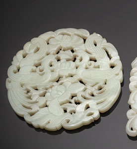 <b>Zwei Anhänger aus Jade mit Drachen- bzw. Phönixe in Durchbruch</b> <b>Zwei Anhänger aus Jade mit Drachen- bzw. Phönixe in Durchbruch</b>