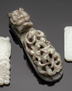 <b>Feiner Gürtelhaken aus grün-grauer Jade mit Chilong</b> <b>Feiner Gürtelhaken aus grün-grauer Jade mit Chilong</b>