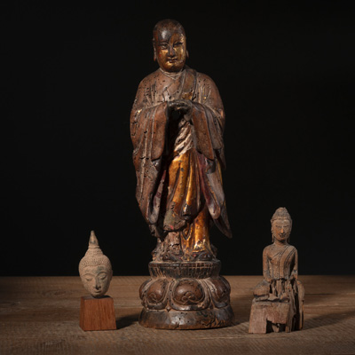 <b>Figur eines Mönches aus Holz, kleiner Bronzekopf des Buddha, Holzfigur des Buddha</b>
