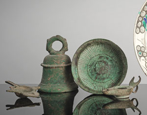 <b>Zwei Öllampen, eine Glocke und eine Schale aus Bronze, Mittelmeerraum</b>