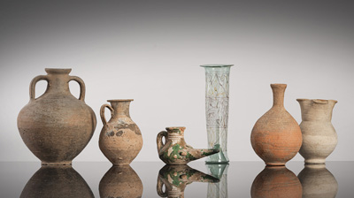 <b>Gruppe von Gefäßen aus Keramik und ein Glas</b>