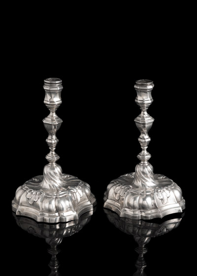 <b>A PAIR OF ROCOCO STYLE SILVER CANDLESTICKS</b>