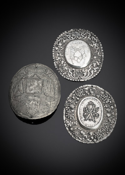 <b>Wappenschild und 2 Zunftschilder</b> <b>Wappenschild und 2 Zunftschilder</b>