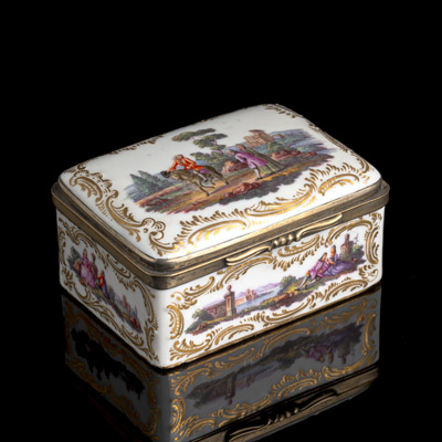 <b>A MEISSEN PORCELAIN TABATIERE WITH VIEWS OF THE MORITZBURG</b>