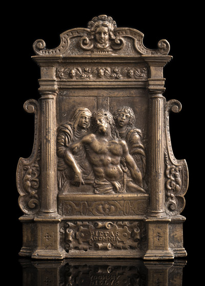 <b>AN ITALIAN BRONZE RELIEF PLAQUE WITH THE DEPOSITION FROM THE CROSS</b>
