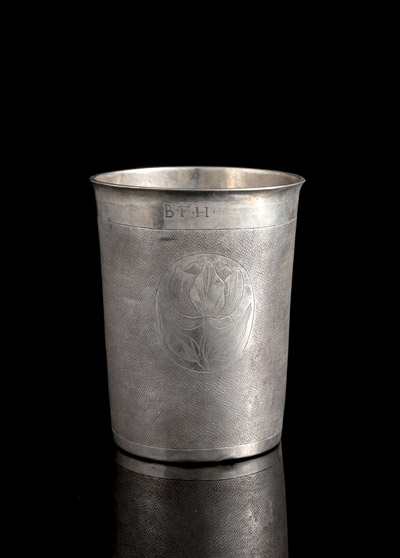 <b>Schlangenhaut-Becher mit Blumenmedaillon</b> <b>Schlangenhaut-Becher mit Blumenmedaillon</b>