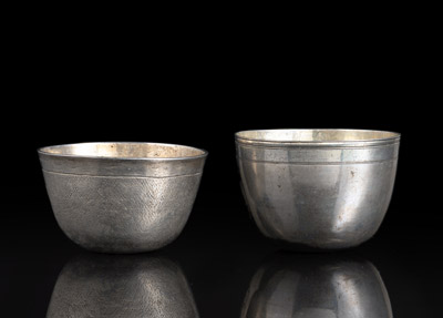 <b>Zwei Faustbecher</b> <b>Zwei Faustbecher</b>