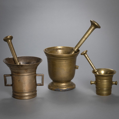 <b>Drei Mörser mit Pistillen</b> <b>Drei Mörser mit Pistillen</b>