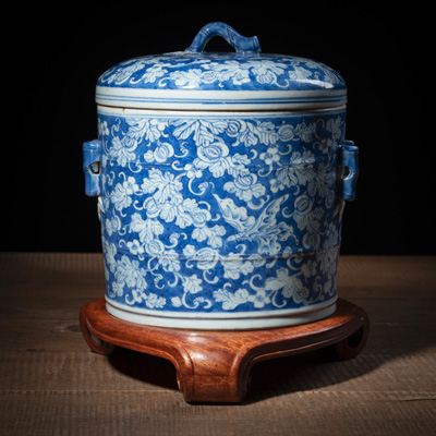 <b>Zylindrisches Deckelgefäß aus Porzellan dekoriert in Unterglasurblau mit Melonen- und Schmetterlingsdekor, Knauf und Henkel in Bambus-Form</b>
