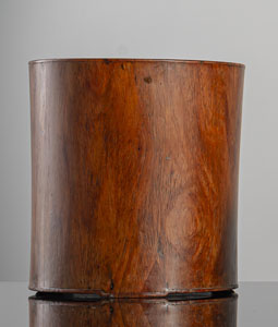 <b>Zylindrischer Pinselbecher aus Huanghuali auf drei kurzen Füßen</b> <b>Zylindrischer Pinselbecher aus Huanghuali auf drei kurzen Füßen</b>