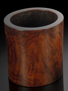 <b>Dickwandiger zylindrischer Pinselbecher aus Huanghuali</b> <b>Dickwandiger zylindrischer Pinselbecher aus Huanghuali</b>