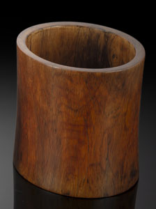 <b>Zylindrischer mittig leicht eingezogener Pinselbecher aus Huanghuali</b> <b>Zylindrischer mittig leicht eingezogener Pinselbecher aus Huanghuali</b>