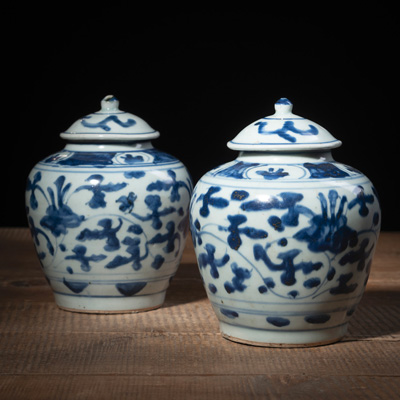<b>Paar Deckelvasen aus Porzellan mit unterglasurblauem Blumenranken-Dekor</b>