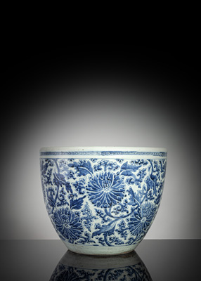 <b>Grosser Cachepot mit unterglasurblauem Lotusdekor aus Porzellan</b> <b>Grosser Cachepot mit unterglasurblauem Lotusdekor aus Porzellan</b>