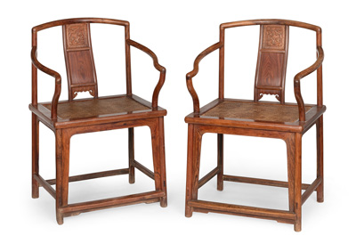 <b>Paar 'Huanghuali'-Armlehnstühle mit geflochtenen Sitzflächen</b> <b>Paar 'Huanghuali'-Armlehnstühle mit geflochtenen Sitzflächen</b>