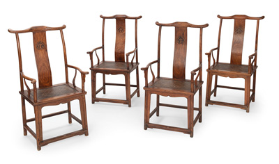 <b>Satz von vier 'Huanghuali'-Armlehnstühlen in Form von Beamtenmützen 'Guanmaoyi' mit geflochtenen Sitzflächen</b>