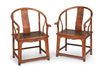 <b>Paar 'Huanghuali'-Hufeisenstühle mit geflochtenen Sitzflächen und 'Ruyi'-förmigen Drachenmedaillons in Relief</b> <b>Paar 'Huanghuali'-Hufeisenstühle mit geflochtenen Sitzflächen und 'Ruyi'-förmigen Drachenmedaillons in Relief</b>